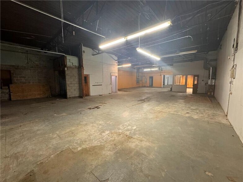 More Photos Of 19 Silver St, Rochester Distribution For Sale