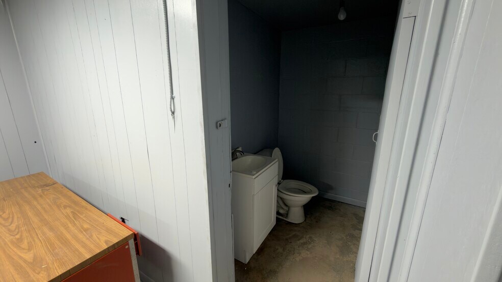 More Photos Of 2800 Delano St, Pensacola Warehouse For Lease