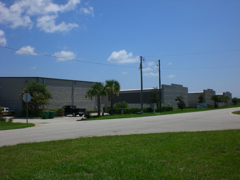 More Photos Of 919 Biscayne Blvd, Deland Airplane Hangar For Lease