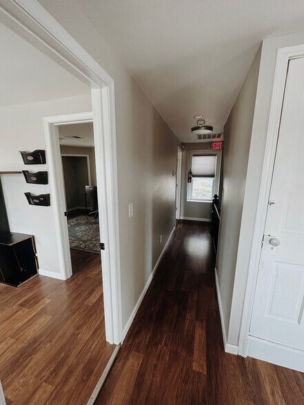 More Photos Of 104 E Pine St, Georgetown Office Residential For Lease