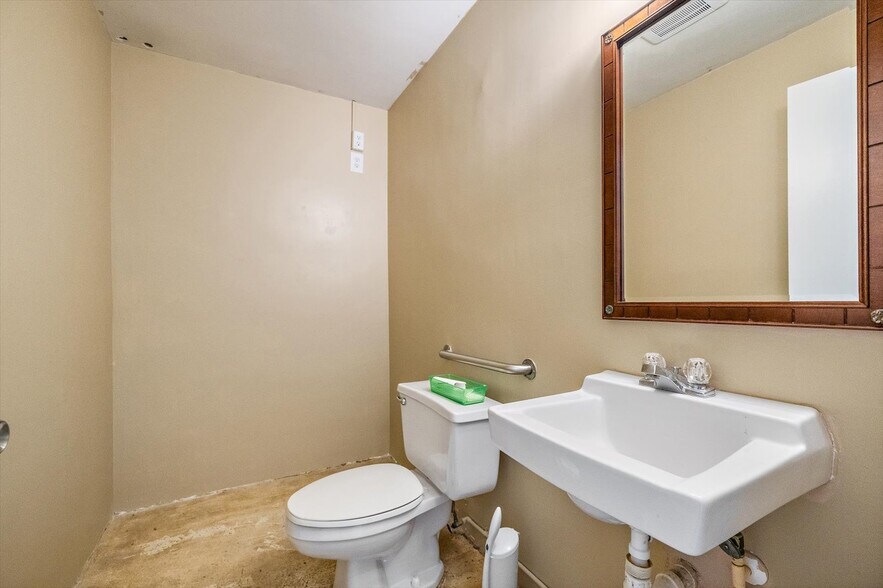 More Photos Of 4242 McIntosh Ln, Sarasota Storefront Retail Office For Sale