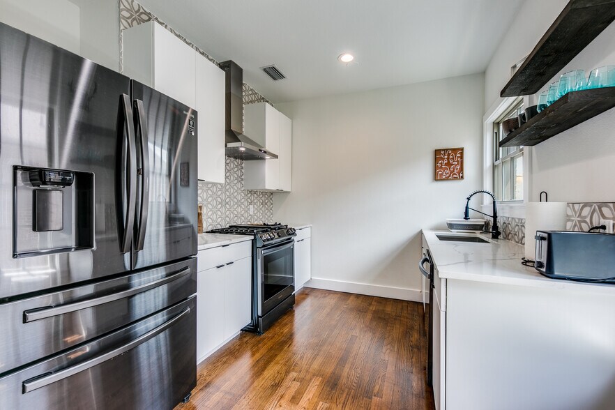More Photos Of 4106 Swiss Ave, Dallas Office Residential For Lease