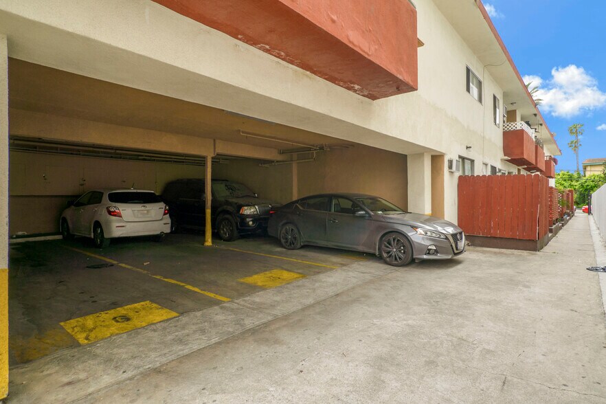 More Photos Of 4053 Oakwood Ave, Los Angeles Apartments For Sale