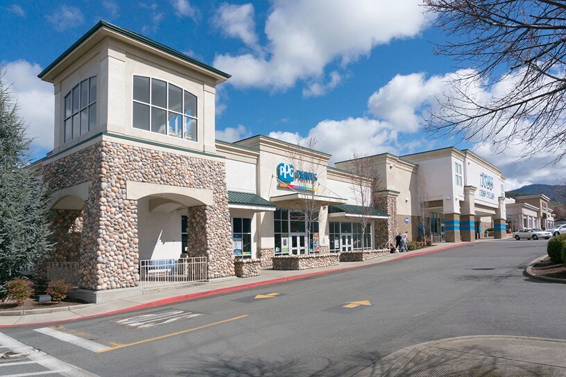 More Photos Of 915 NE D St, Grants Pass General Retail For Lease