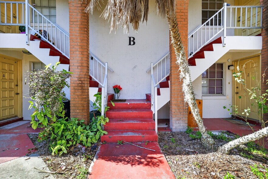 More Photos Of 643 W Oak Terrace Dr, Leesburg Apartments For Sale