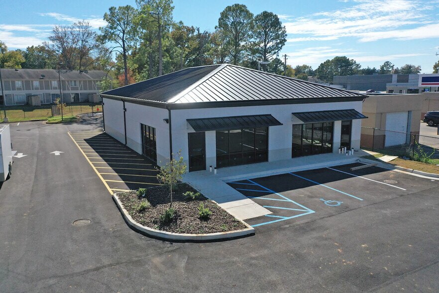 Primary Photo Of 4009 University Dr NW, Huntsville Bank For Lease