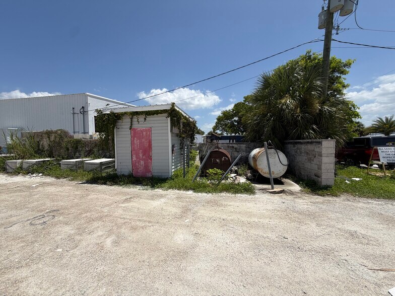 More Photos Of 1901 Elsa St, Naples Showroom For Lease