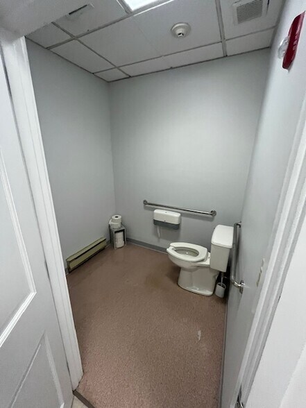 More Photos Of 396 Onset Ave, East Wareham Bank For Lease