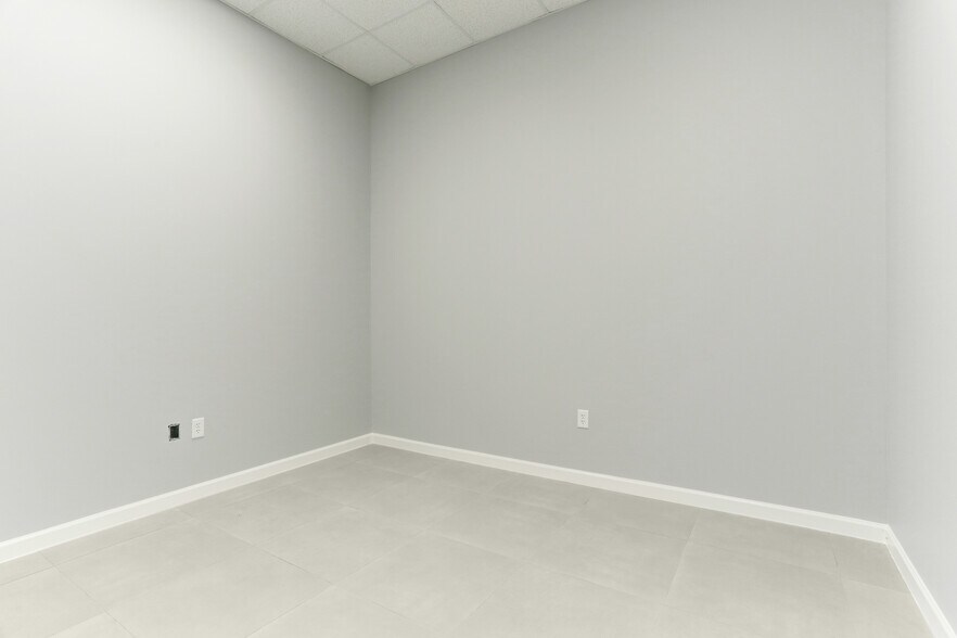 More Photos Of 8990 Parkwest Dr, Houston Showroom For Lease