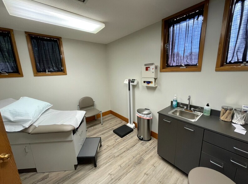 More Photos Of 116 W 19th St, Falls City Showroom For Sale