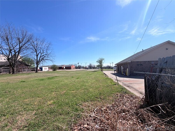More Photos Of 1002 E Cherry St, Cushing Medical For Sale