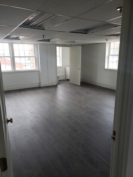 More Photos Of 33 Elm St, Merrimack Warehouse For Lease