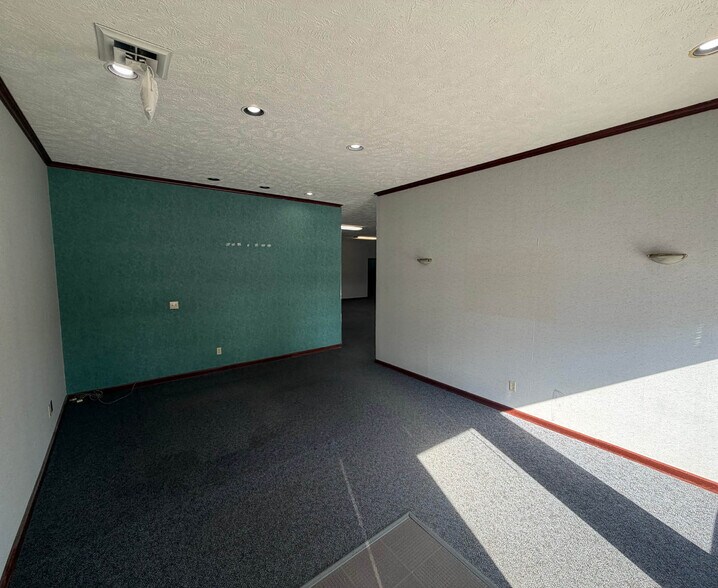 More Photos Of 5310 N 99th St, Omaha Storefront Retail Office For Sale