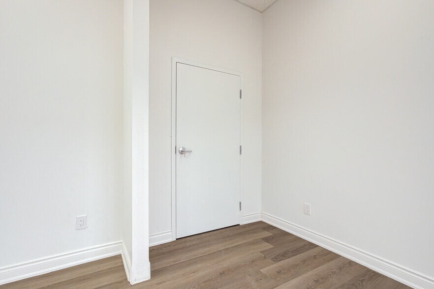 More Photos Of 5270 Solar Dr, Mississauga Distribution For Sale