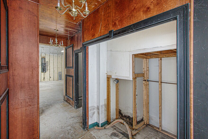 More Photos Of 5030 Coldwater Rd, Flint Freestanding For Lease