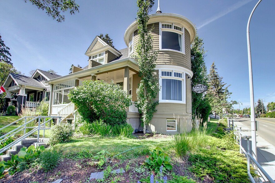 More Photos Of 1909 17th Ave SW, Calgary Office For Sale