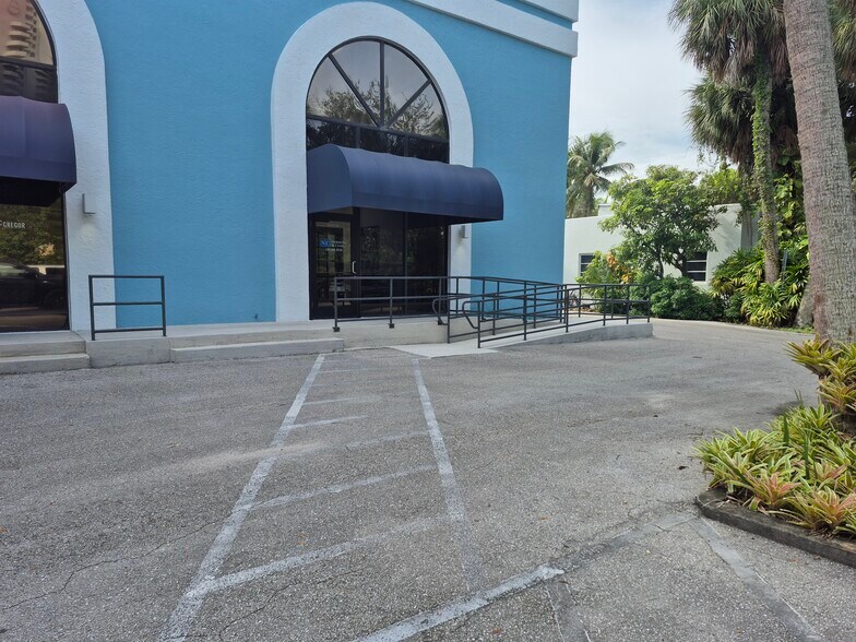 More Photos Of 2080 McGregor Blvd, Fort Myers Office For Lease