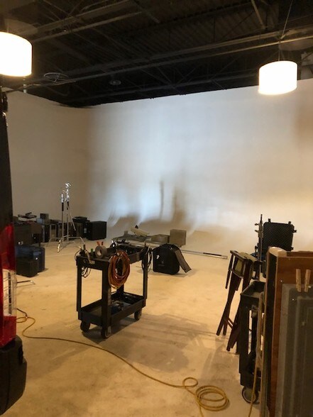 More Photos Of 2265-2279 Cole St, Birmingham Showroom For Lease