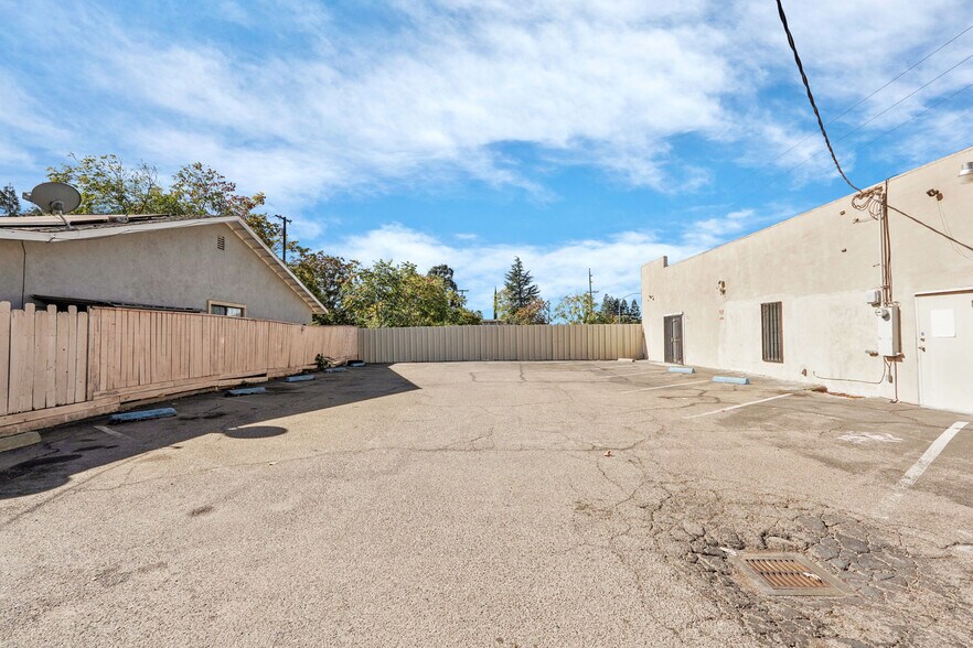 More Photos Of 304 W Harding Way, Stockton Office For Sale