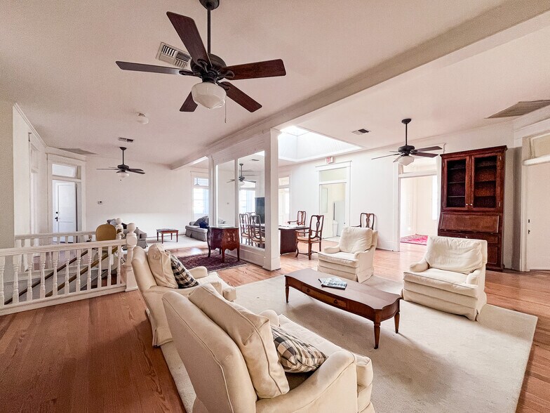 More Photos Of 212-216 E Alamo St, Brenham Storefront Retail Office For Lease