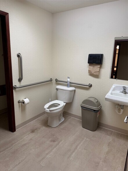 More Photos Of 312 W Knapp St, Rice Lake General Retail For Lease