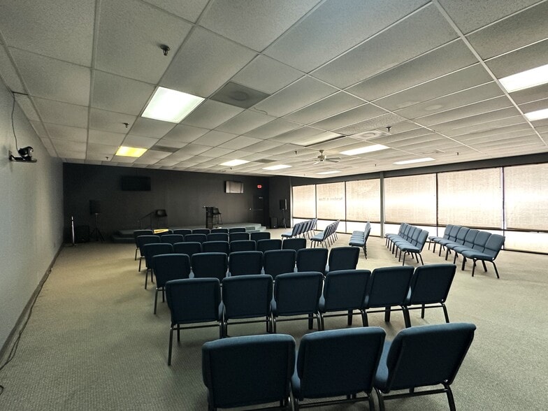More Photos Of 8935-8947 Kingsridge Rd, Dayton Storefront Retail Office For Sale