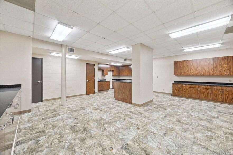 More Photos Of 1401 Mlk Blvd, El Campo Flex For Sale