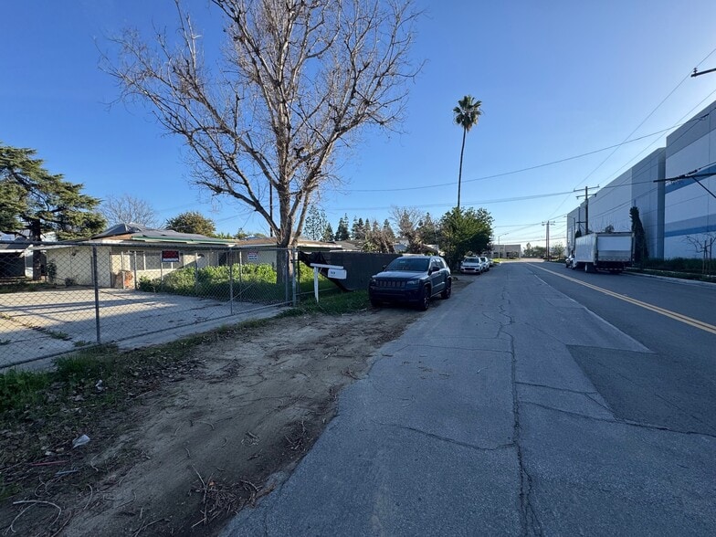 More Photos Of 1829 E Elm St, Ontario Veterinarian Kennel For Sale