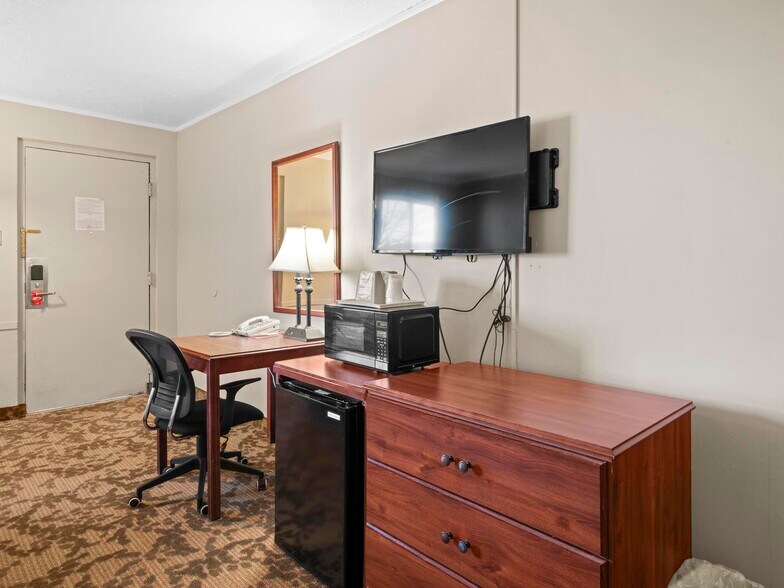 More Photos Of 1225 S State St, Salina Hotel For Sale