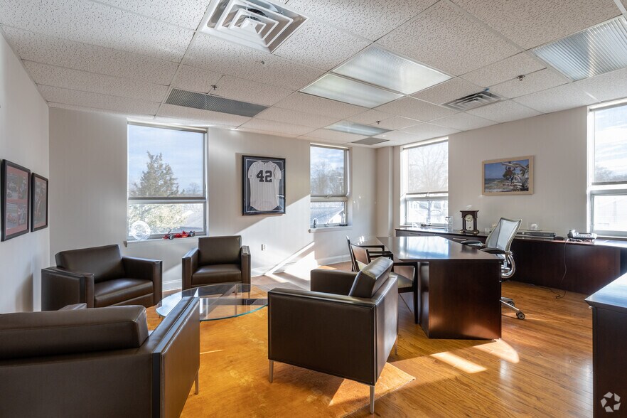 More Photos Of 550 Commerce St, Franklin Lakes Warehouse For Lease