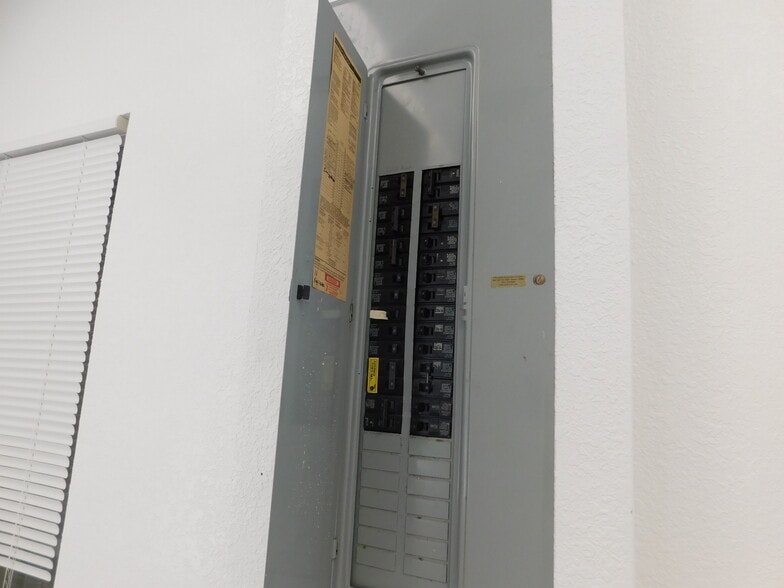 More Photos Of 5060 Industry Dr, Melbourne Manufacturing For Lease