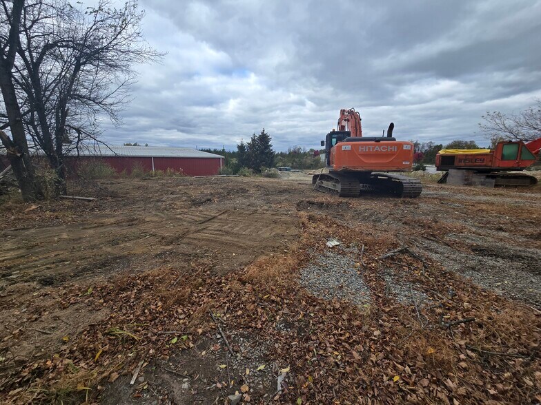 More Photos Of 14 Park Dr, Franklin Warehouse For Lease