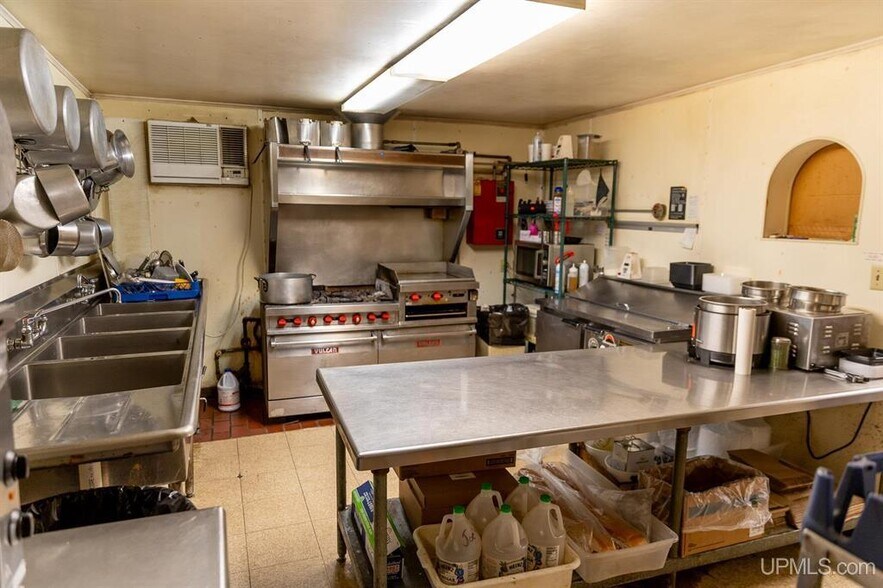 More Photos Of 824 N 3rd St, Marquette Specialty For Sale