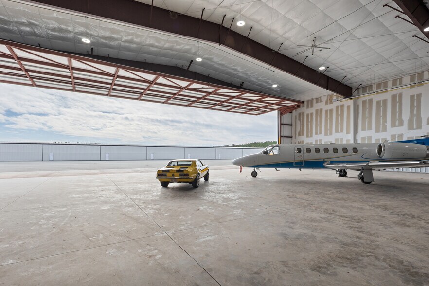 More Photos Of 700 Rod Sullivan Rd, Sanford Airplane Hangar For Lease