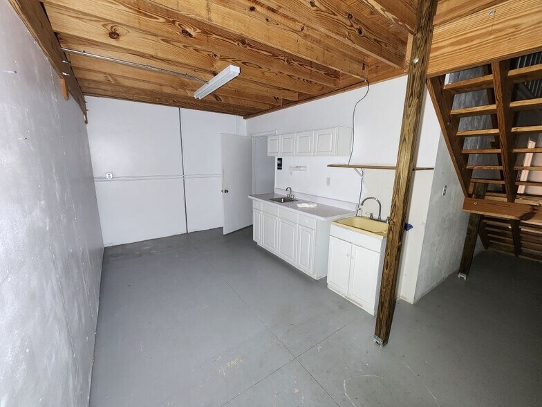 More Photos Of 2808 Hibiscus Dr, Edgewater Flex For Lease