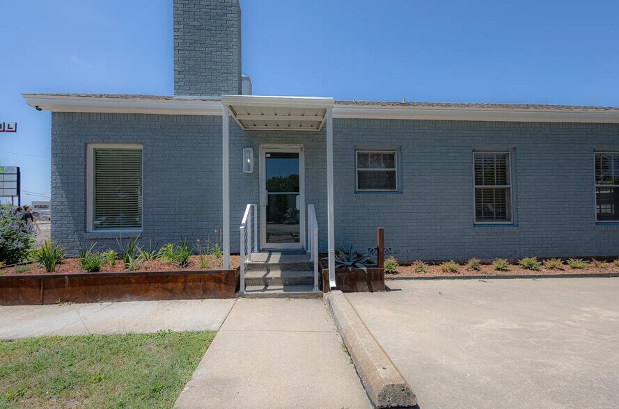 More Photos Of 4209 W waco Dr, Waco Office For Lease