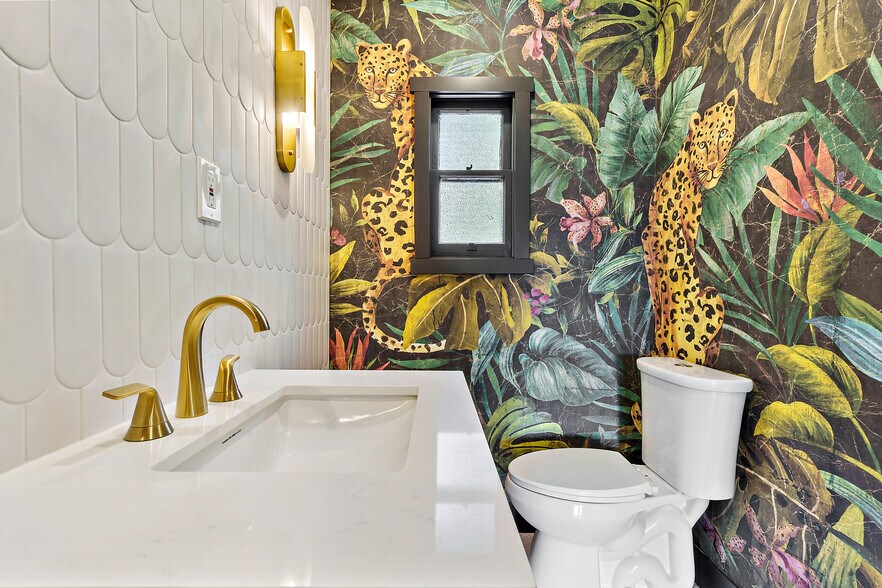 More Photos Of 1204 N Ross St, Santa Ana Office For Sale