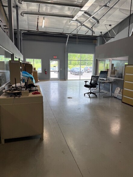 More Photos Of 25 Centreport Pky, Stafford Flex For Lease