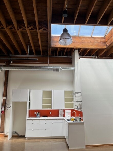 More Photos Of 528 NW 11th Ave, Portland Storefront For Lease