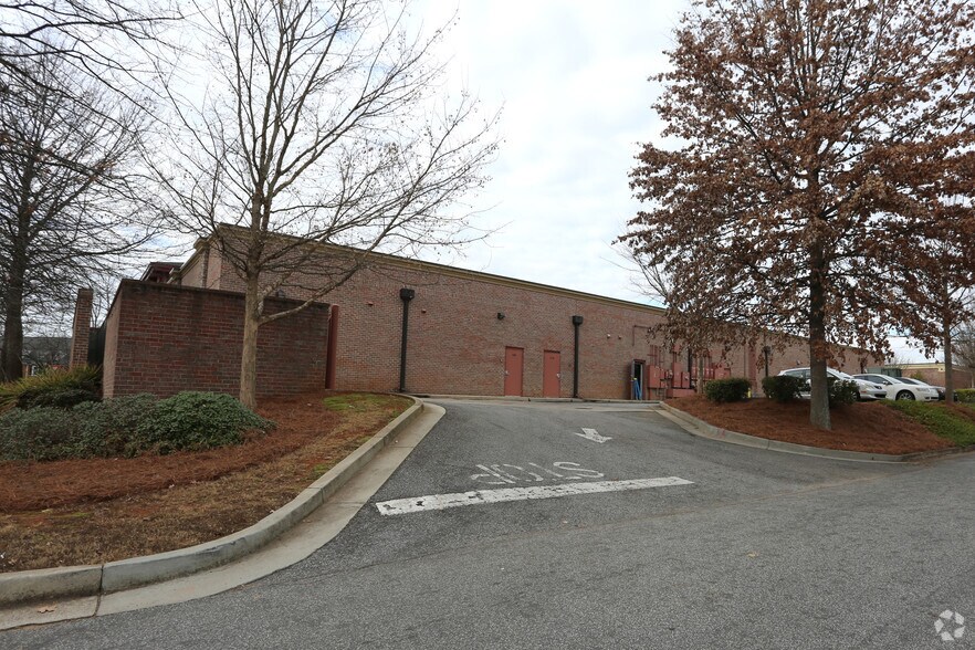 More Photos Of 30 E Crossville Rd, Roswell Freestanding For Lease