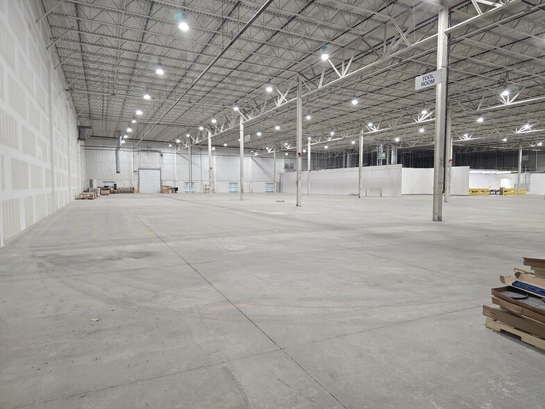 More Photos Of 60 Starlifter Ave, Dover Warehouse For Lease