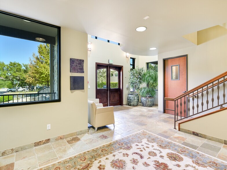 More Photos Of 3 Lakeway Centre Ct, Austin Medical For Lease