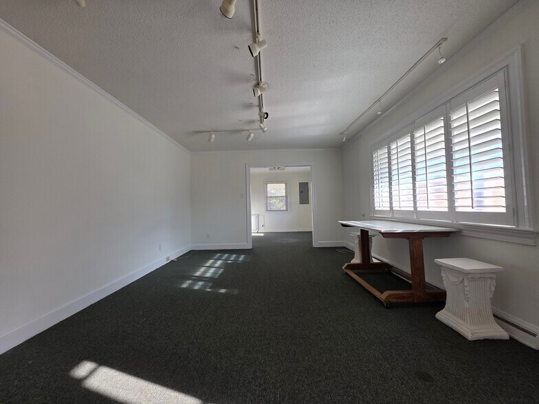 More Photos Of 2034 W 5th St, Washington Showroom For Sale