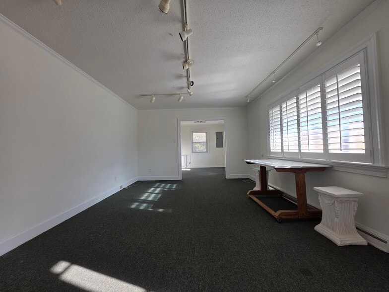 More Photos Of 2034 W 5th St, Washington Showroom For Sale