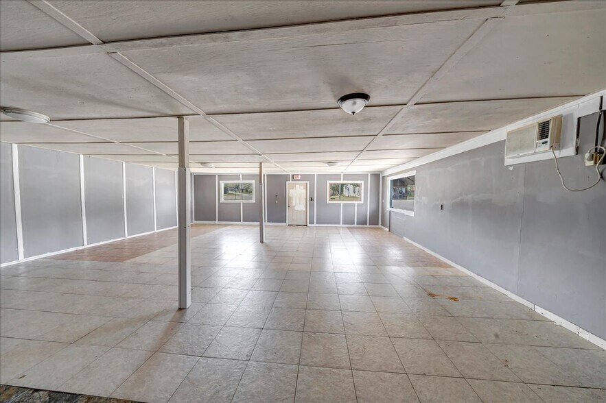 More Photos Of 131 S Jackson St, Hawkinsville Flex For Sale