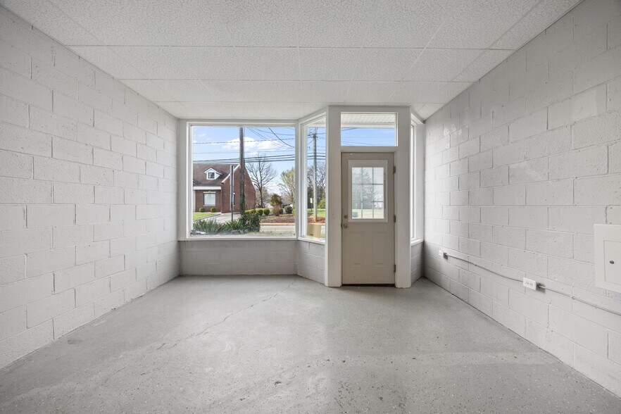 More Photos Of 215 Burlington Ave, Gibsonville Flex For Sale