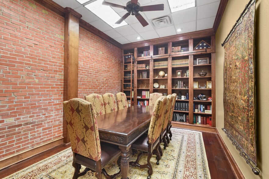 More Photos Of 101 Simonton St, Conroe Loft Creative Space For Lease