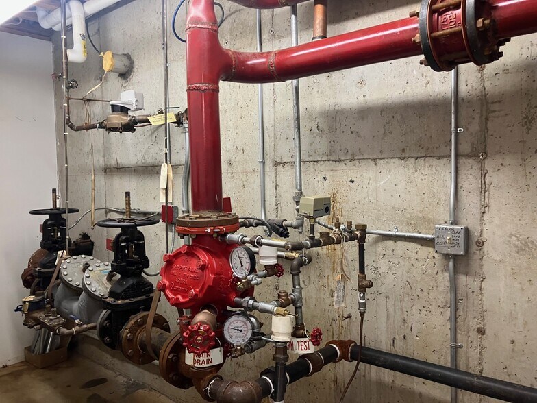 More Photos Of 29 Market Sq, Lynn Hospital For Sale