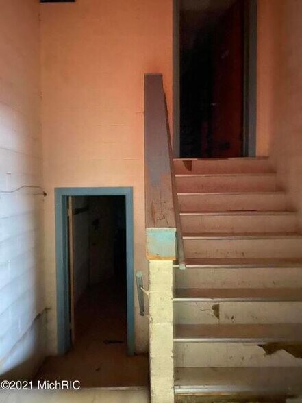 More Photos Of 113 Cypress St, Manistee Freestanding For Lease