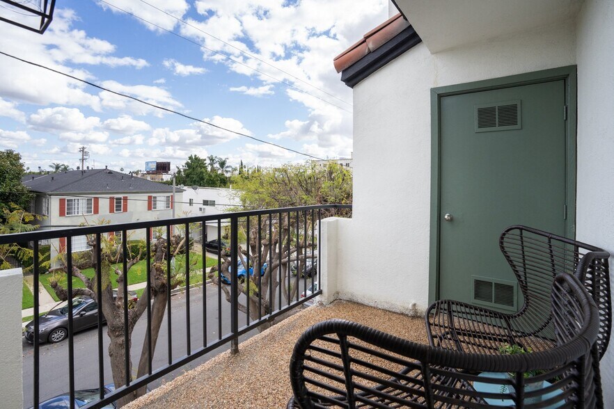 More Photos Of 1318 N Mansfield Ave, Los Angeles Apartments For Sale